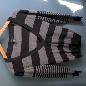 H&M black and grey striped vneck 4